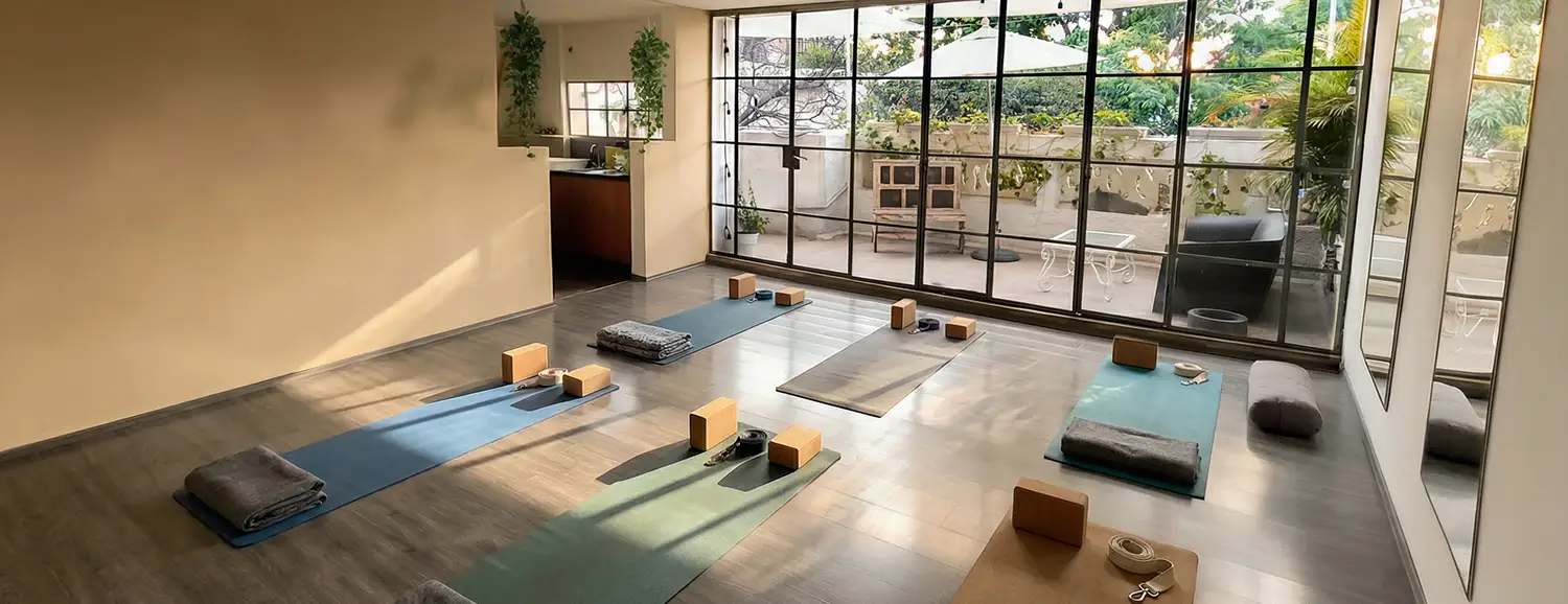 Sala de NUA preparada para una práctica de yoga